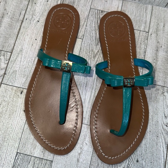 TORY BURCH Patent Leather Bow Accents T-Strap Sandals Size 7M✨ - Picture 3 of 13